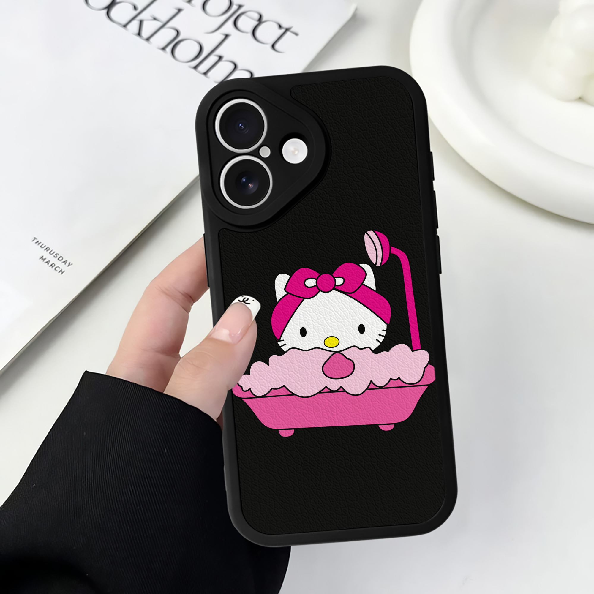 （画像用） Hello Kitty ハローキティ 【iPhone 16シリーズ対応】シリコンスマホケース（レザー調） 材質：シリコン